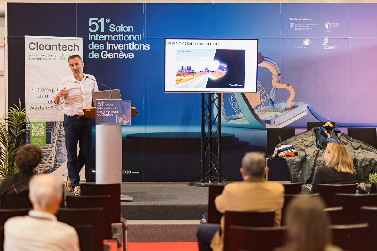 Didier Faure en conférence au 51ᵉ Salon International des Inventions de Genève, devant un slide «&nbsp;Fear management&nbsp;: tunnel effect&nbsp;»
